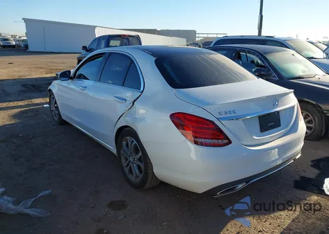 2016 Mercedes-Benz C 300 z USA, uszkodzony, nr VIN 55SWF4JB5GU114277